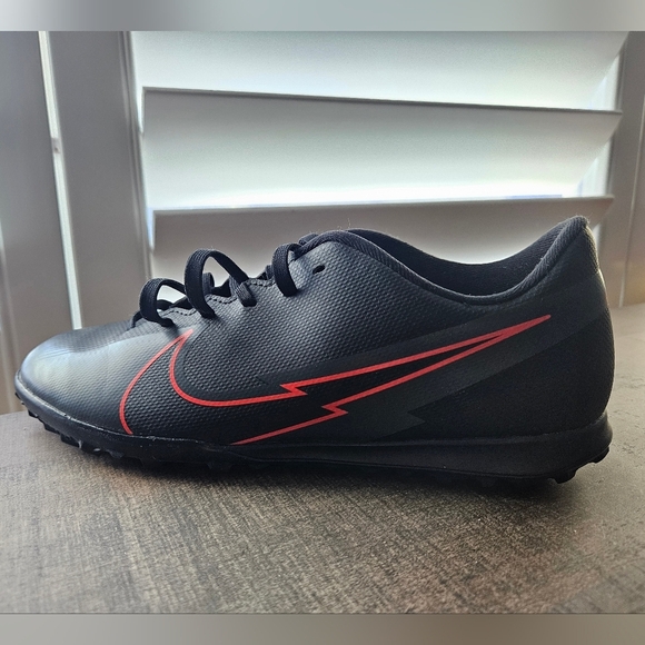 Nike Black Soccer Cleats NEW size 7. Boys Sports - Picture 1 of 11